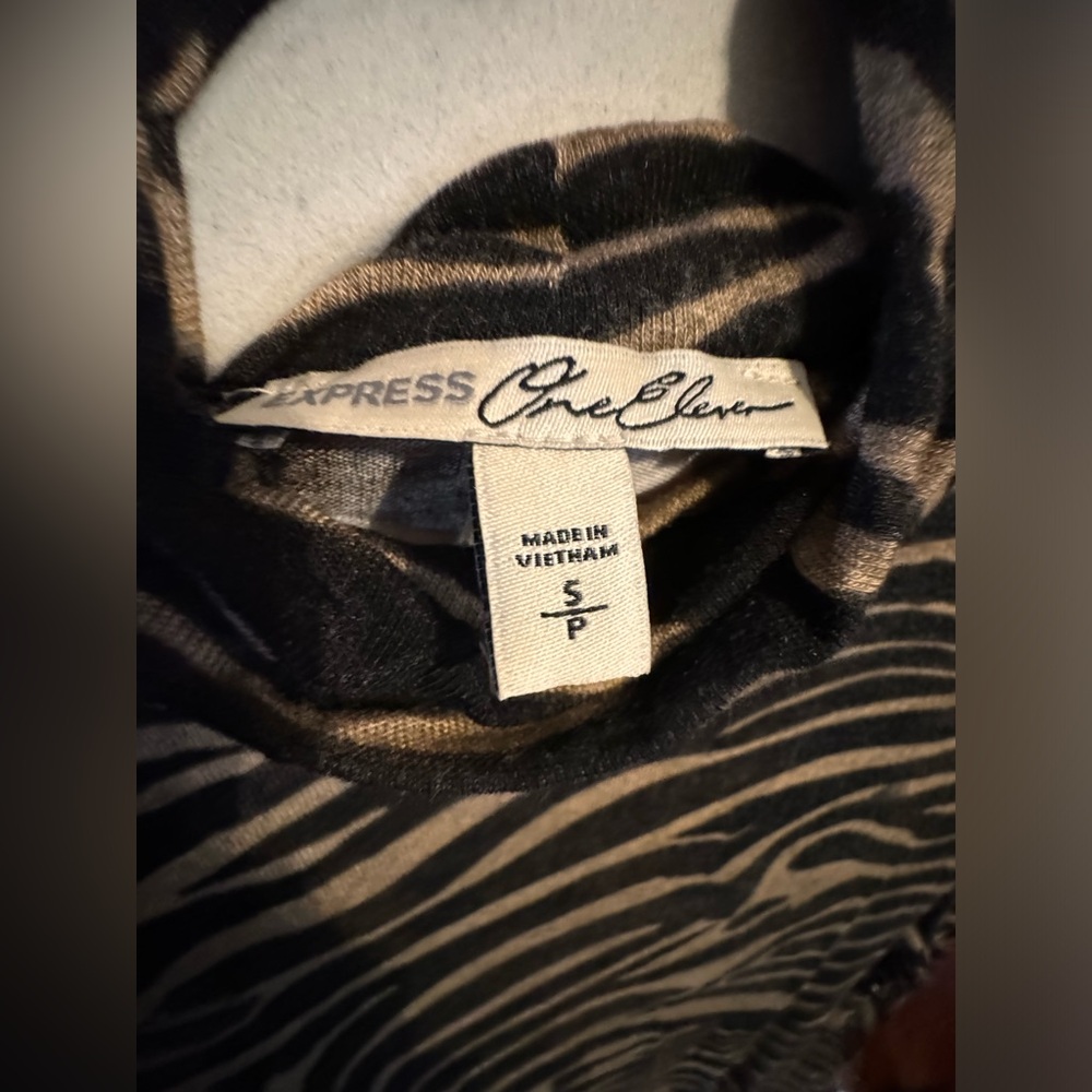 Express Animal Print Top🖤 - Picture 3 of 11